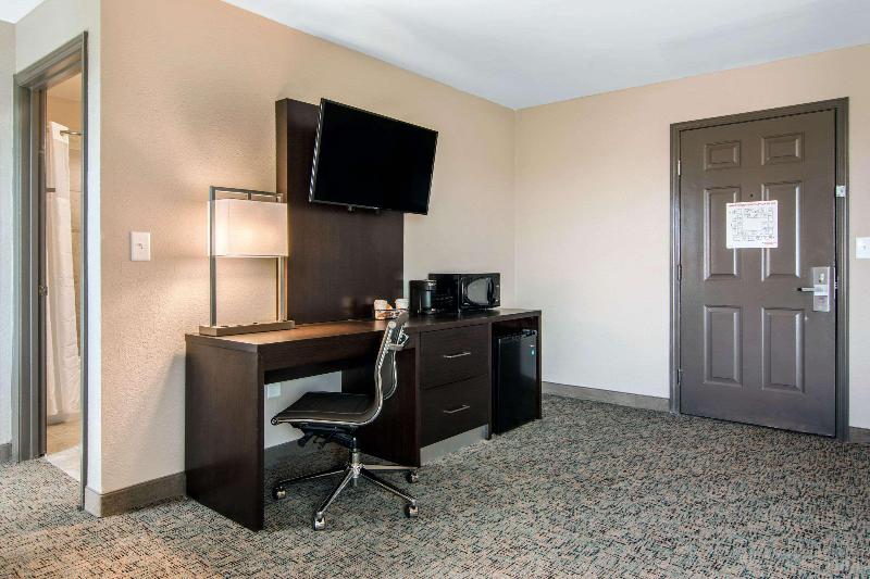 חדר סטנדרט עם מיטת קינג, Clarion Inn & Suites Atlanta Downtown