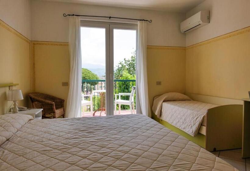 4인용 스탠다드 룸, Club I Pini Residenza D Epoca In Versilia