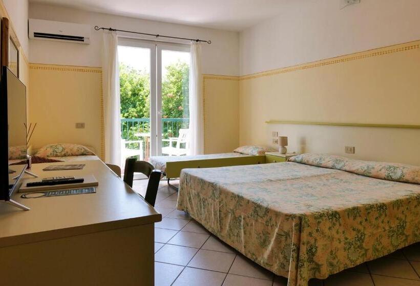 4인용 스탠다드 룸, Club I Pini Residenza D Epoca In Versilia