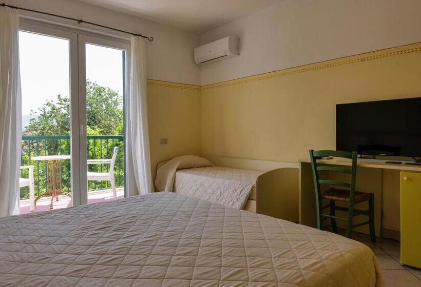 4인용 스탠다드 룸, Club I Pini Residenza D Epoca In Versilia