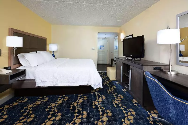 キングサイズベッドのスタンダードルーム, Hampton Inn Roxboro
