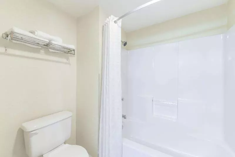 キングサイズベッドのスタンダードルーム, Hampton Inn & Suites Denton