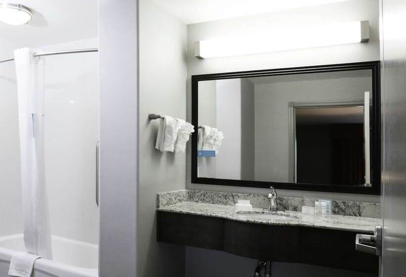 스탠다드 스튜디오, Hampton Inn & Suites Temecula