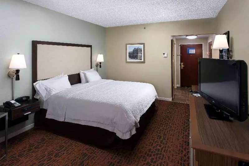 キングサイズベッドのスタンダードルーム, Hampton Inn By Hilton Troy