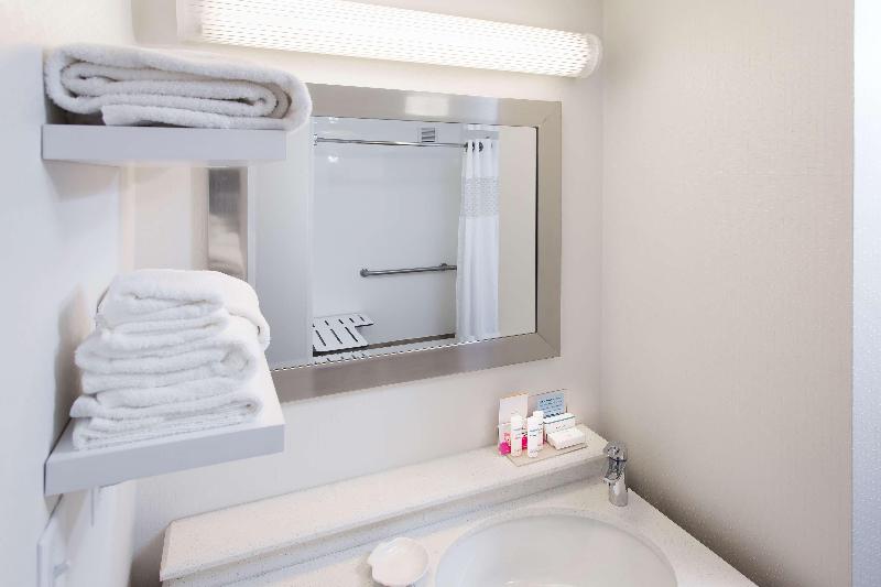 キングサイズベッドのスタンダードルーム, Hampton Inn By Hilton Troy