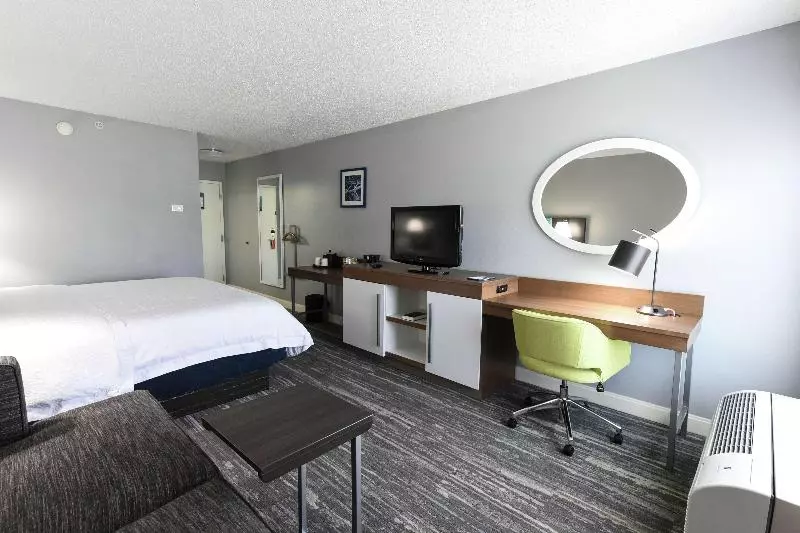 キングサイズベッドのスタンダードルーム, Hampton Inn Youngstown North