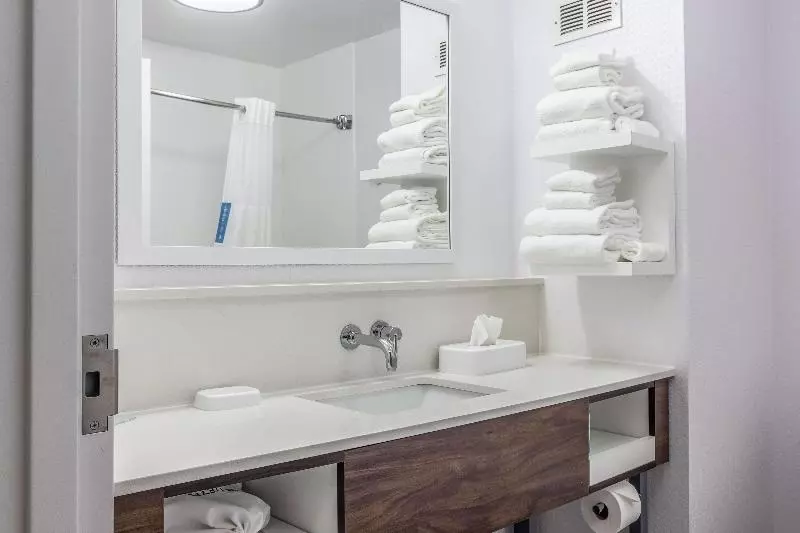 キングサイズベッドのスタンダードルーム, Hampton Inn Youngstown North