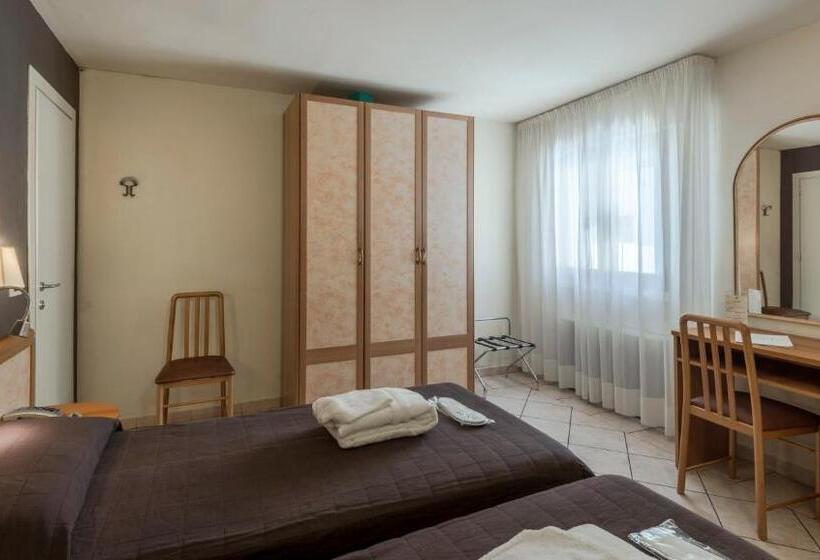 חדר סטנדרט, Montebello