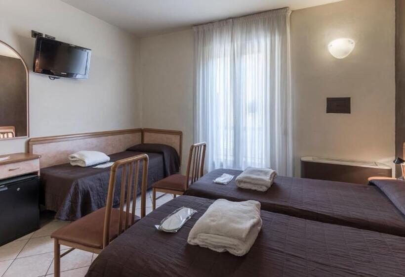 חדר סטנדרט לשלושה, Montebello