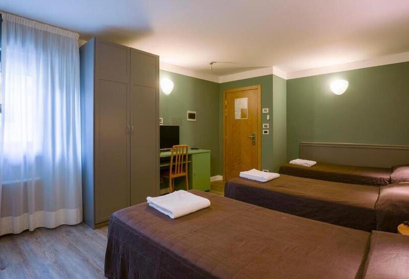 غرفة ديلوكس ثلاثية, Montebello