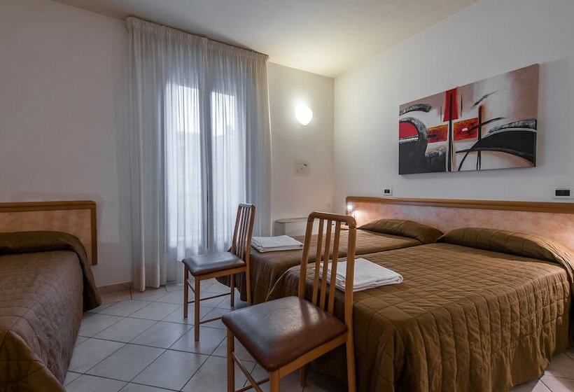 Номер Стандарт Трехместный, Montebello