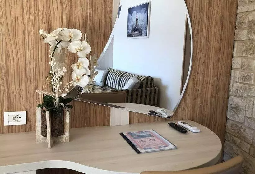اتاق لوکس با چشم‌انداز دریاچه, Palazzina