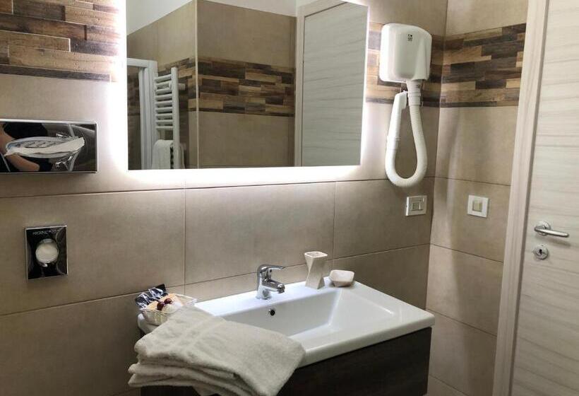 اتاق لوکس با چشم‌انداز دریاچه, Palazzina