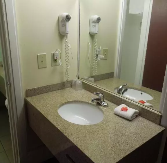 اتاق استاندارد, Red Carpet Inn Syracuse Airport