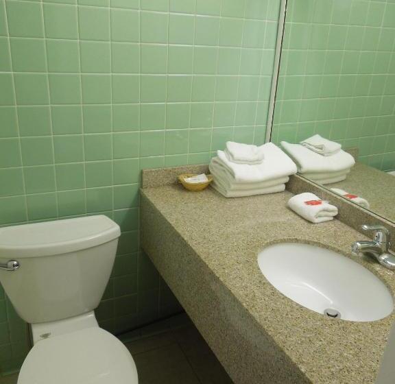 2ダブルベッドのスタンダードルーム, Red Carpet Inn Syracuse Airport