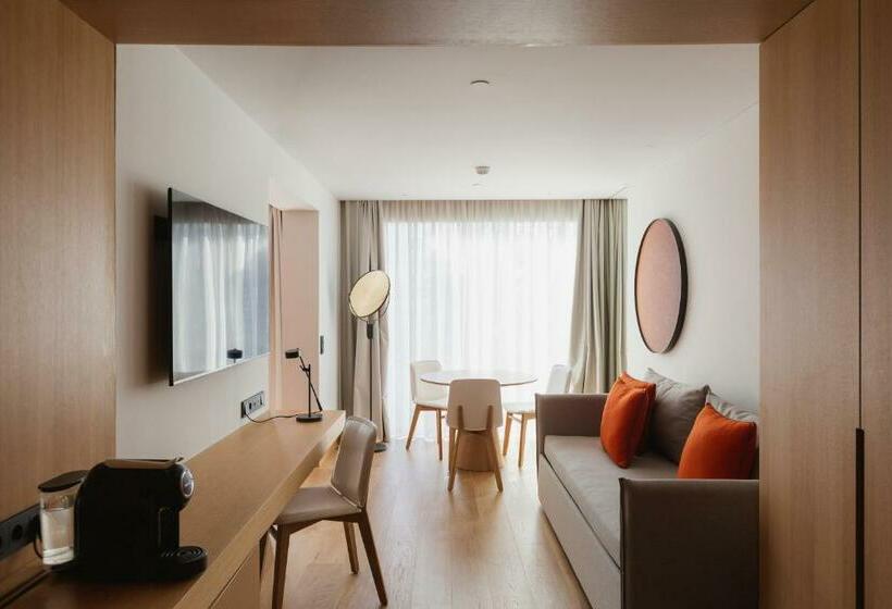 سوییت خانوادگی, Lumen Hotel & The Lisbon Light Show