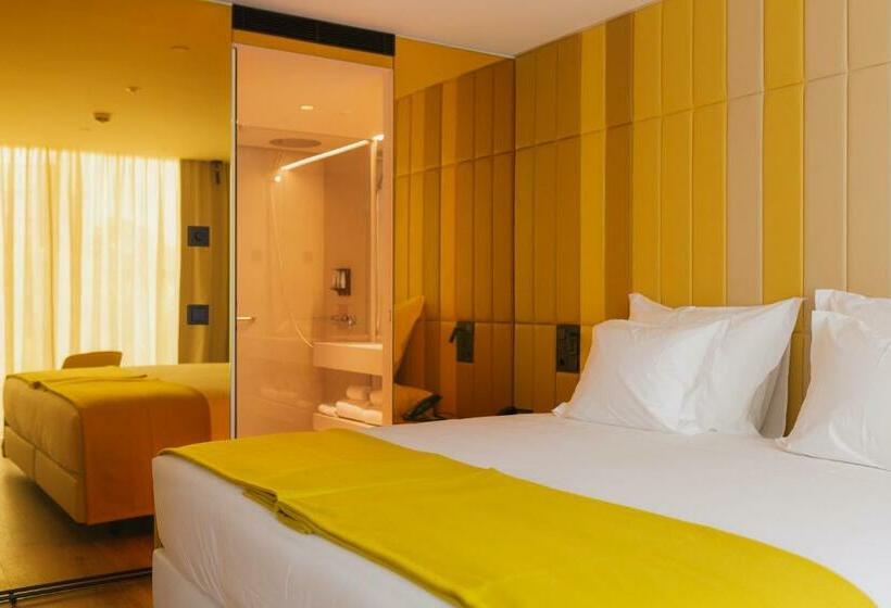 سوییت خانوادگی, Lumen Hotel & The Lisbon Light Show