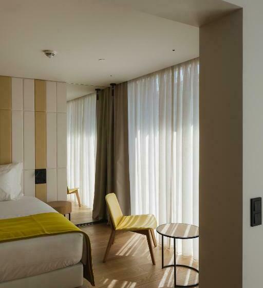 سوییت خانوادگی, Lumen Hotel & The Lisbon Light Show