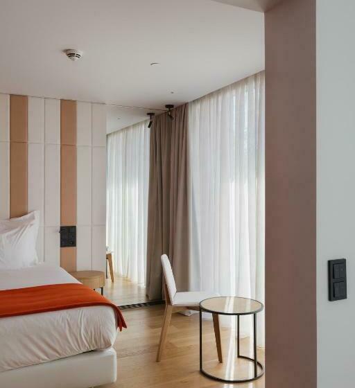 سوییت خانوادگی, Lumen Hotel & The Lisbon Light Show