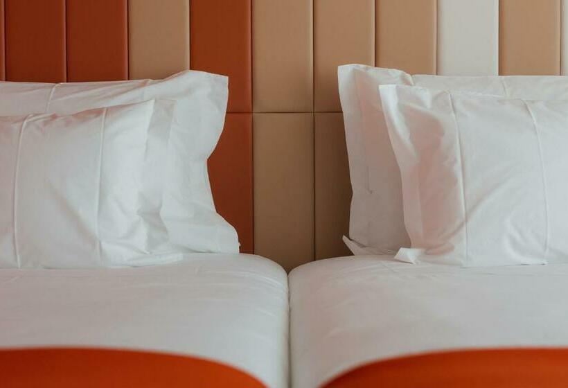 Quarto standart comunicado, Lumen Hotel & The Lisbon Light Show