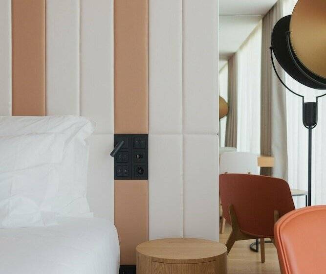 Quarto standart comunicado, Lumen Hotel & The Lisbon Light Show