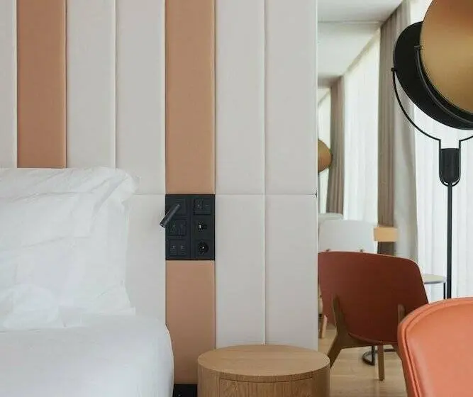 Quarto standart comunicado, Lumen Hotel & The Lisbon Light Show