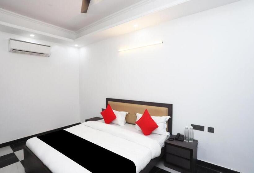 Номер Basic, Capital O Peaceful Stays Near Iskcon Temple Noida