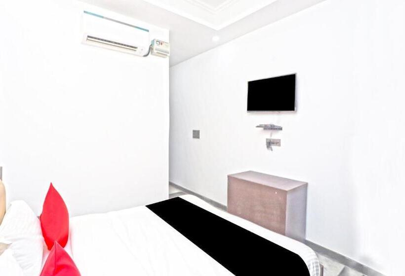 Трехместный Номер Классика, Capital O Peaceful Stays Near Iskcon Temple Noida
