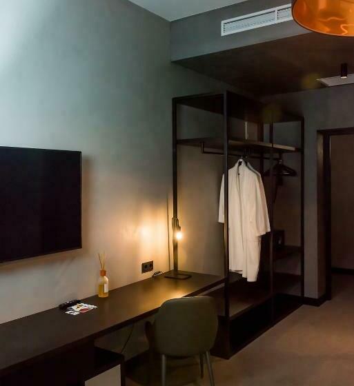 اتاق لوکس با بالکن, Brik