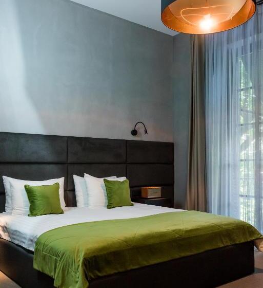 اتاق لوکس با بالکن, Brik