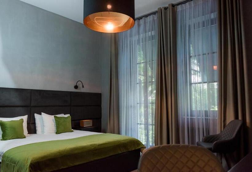 اتاق لوکس با بالکن, Brik