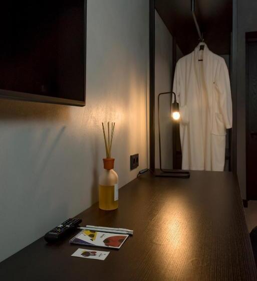 اتاق لوکس با بالکن, Brik