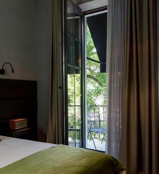 اتاق لوکس با بالکن, Brik