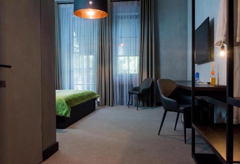 اتاق لوکس با بالکن, Brik