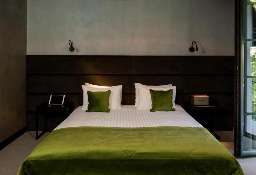 اتاق لوکس با بالکن, Brik