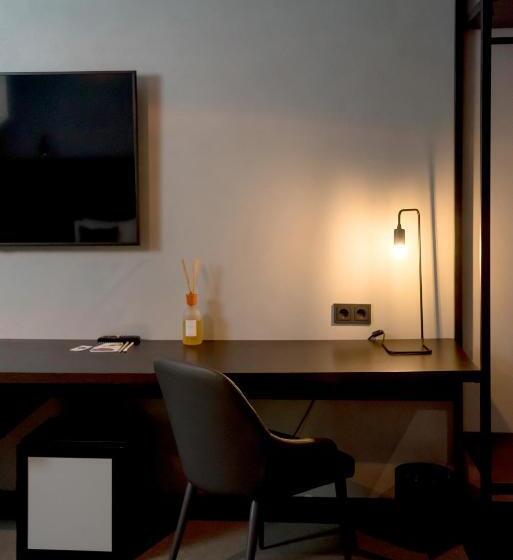 اتاق لوکس با بالکن, Brik