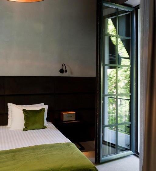 اتاق لوکس با بالکن, Brik