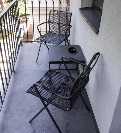 اتاق لوکس با بالکن, Brik