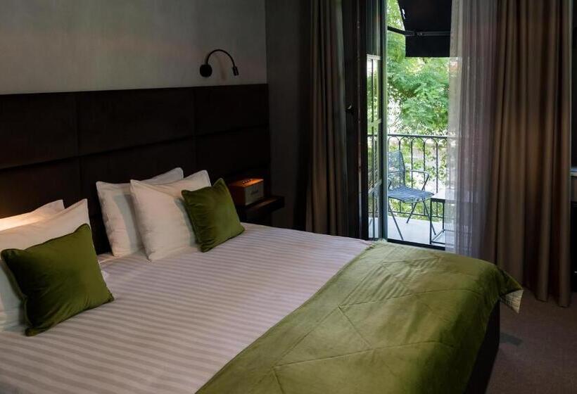 اتاق لوکس با بالکن, Brik