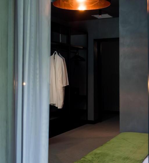 اتاق لوکس با بالکن, Brik