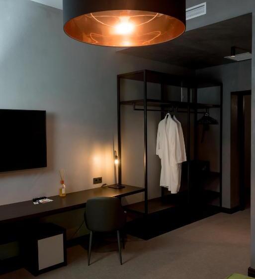 اتاق لوکس با بالکن, Brik