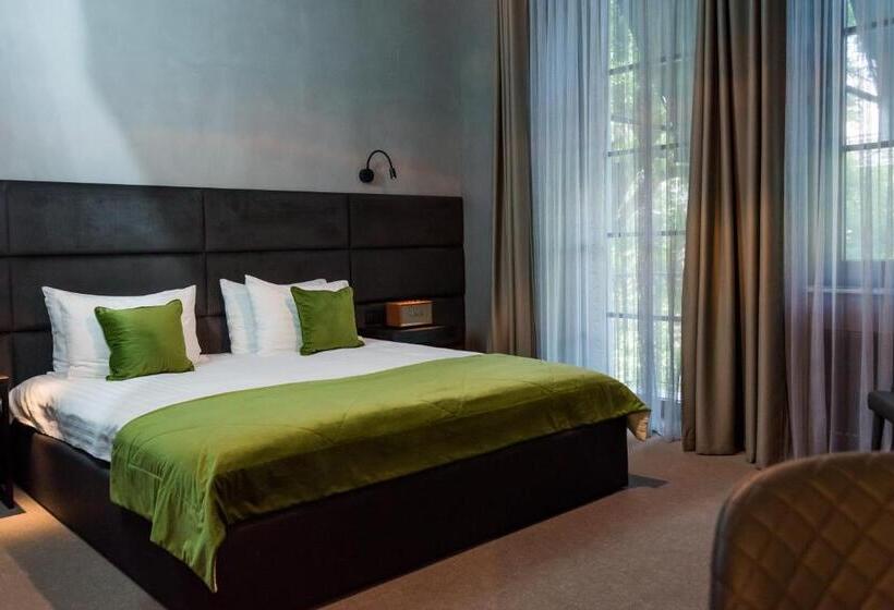 اتاق لوکس با بالکن, Brik