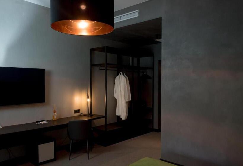 اتاق لوکس با بالکن, Brik