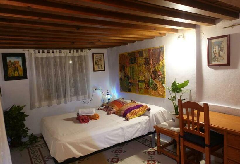 اتاق استاندارد با سرویس بهداشتی مشترک, Oripando Hostel