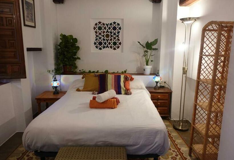 اتاق استاندارد با سرویس بهداشتی مشترک, Oripando Hostel
