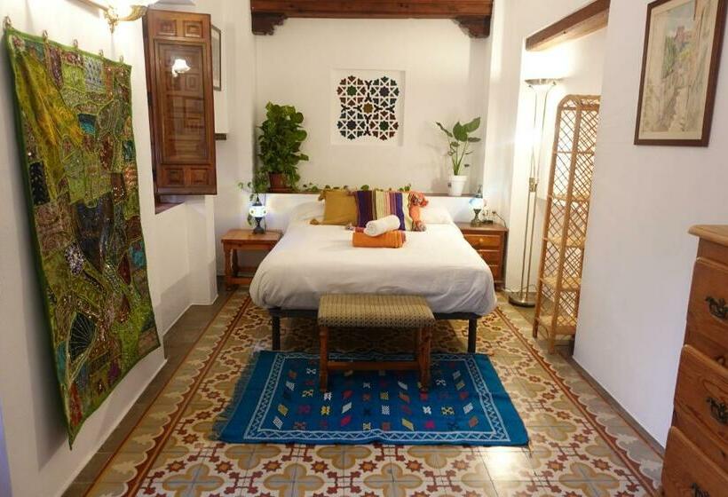 اتاق استاندارد با سرویس بهداشتی مشترک, Oripando Hostel