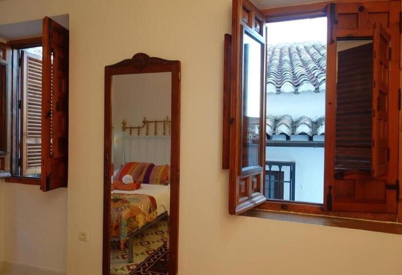 اتاق استاندارد با سرویس بهداشتی مشترک, Oripando Hostel