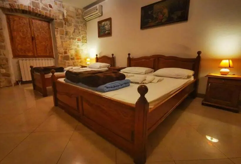 اتاق راحتی سه تخته, Old Town Homestel