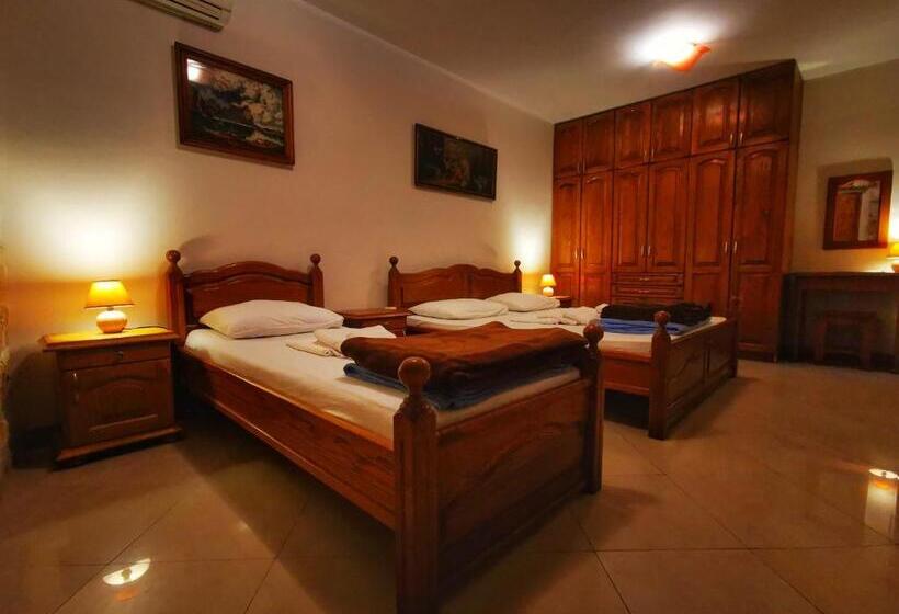 اتاق راحتی سه تخته, Old Town Homestel
