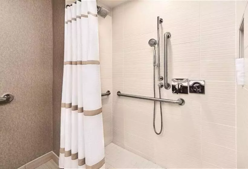 キングサイズベッドのスタンダードルーム, Cleveland Marriott East